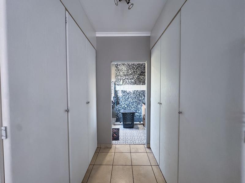 A RARE FIND IN MIDSTREAM – Charming Full Title 3 Bedroom Townhouse !