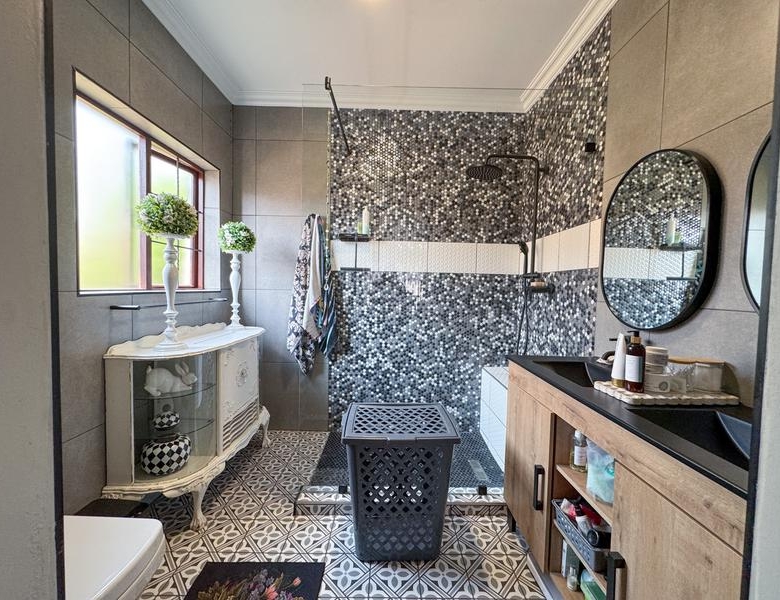 A RARE FIND IN MIDSTREAM – Charming Full Title 3 Bedroom Townhouse !