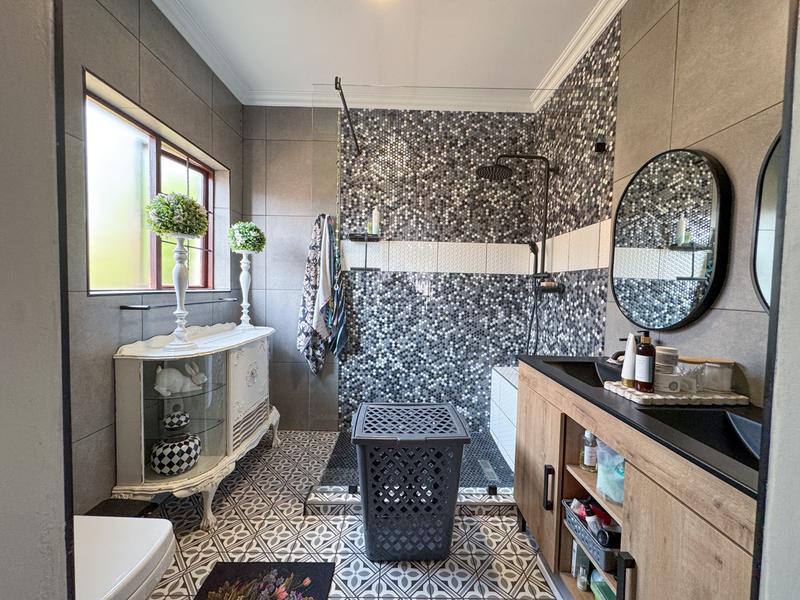 A RARE FIND IN MIDSTREAM – Charming Full Title 3 Bedroom Townhouse !
