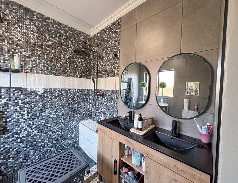 A RARE FIND IN MIDSTREAM – Charming Full Title 3 Bedroom Townhouse !