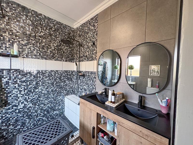A RARE FIND IN MIDSTREAM – Charming Full Title 3 Bedroom Townhouse !