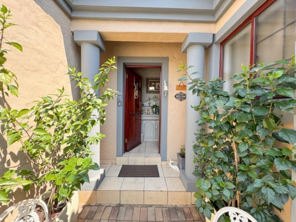 A RARE FIND IN MIDSTREAM – Charming Full Title 3 Bedroom Townhouse !