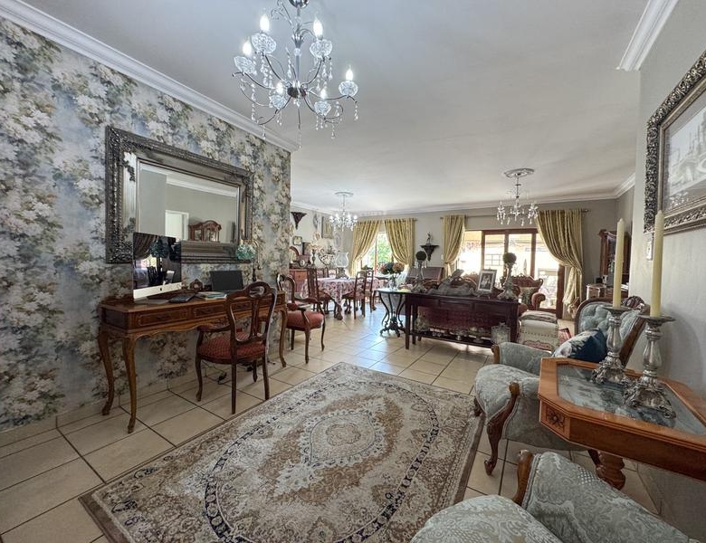 A RARE FIND IN MIDSTREAM – Charming Full Title 3 Bedroom Townhouse !