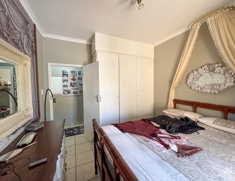 A RARE FIND IN MIDSTREAM – Charming Full Title 3 Bedroom Townhouse !