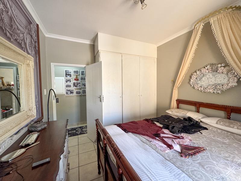 A RARE FIND IN MIDSTREAM – Charming Full Title 3 Bedroom Townhouse !