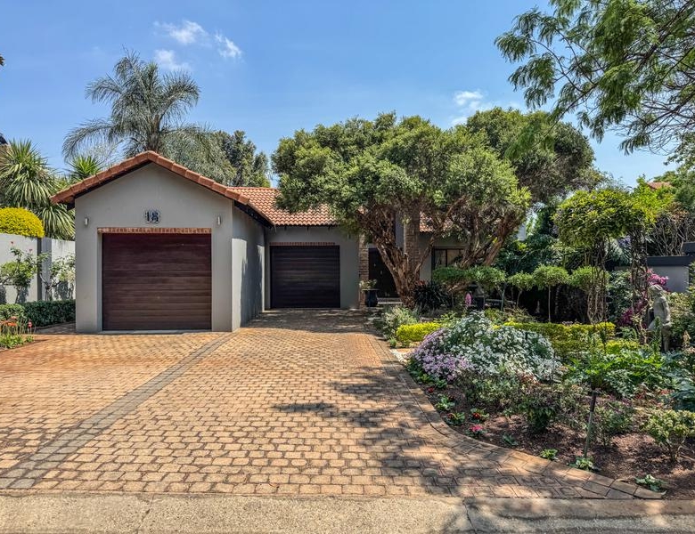5 Bedrooms with 4 Bathrooms 3 Garages