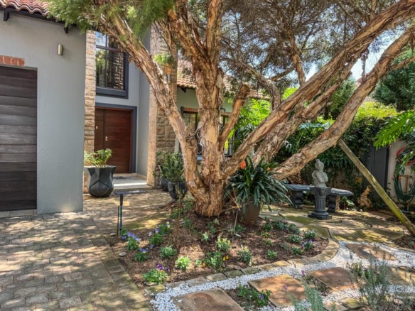 5 Bedrooms with 4 Bathrooms 3 Garages