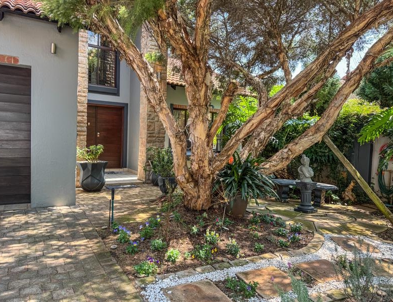 5 Bedrooms with 4 Bathrooms 3 Garages