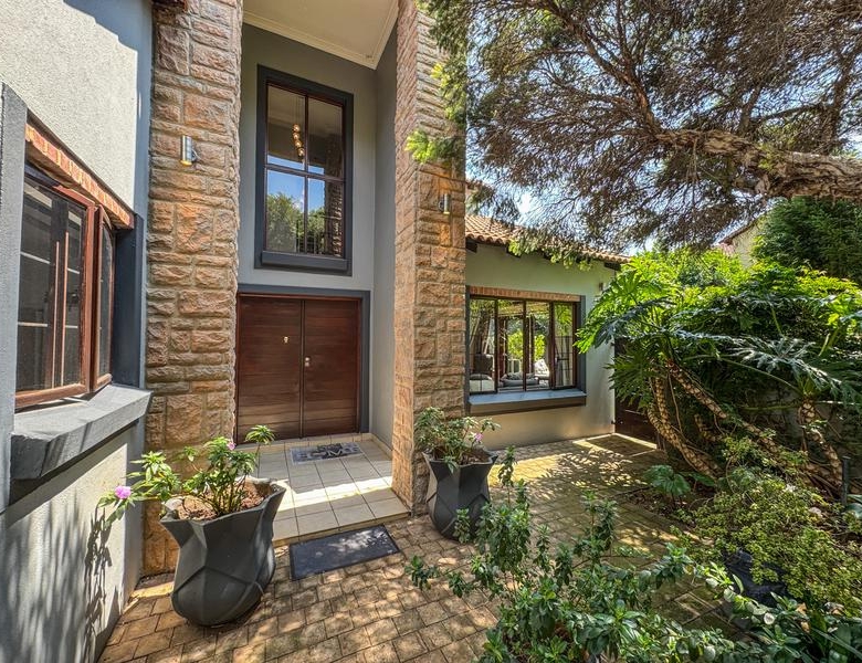 5 Bedrooms with 4 Bathrooms 3 Garages