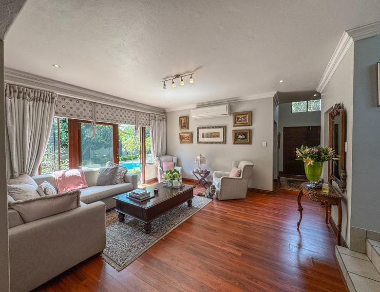 5 Bedrooms with 4 Bathrooms 3 Garages