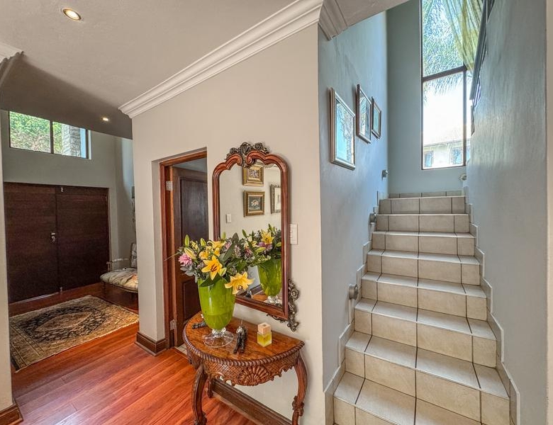 5 Bedrooms with 4 Bathrooms 3 Garages