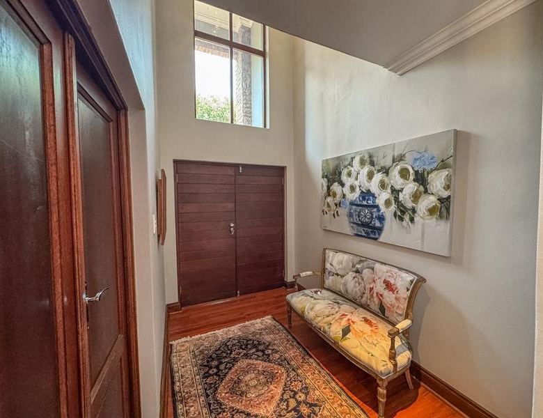 5 Bedrooms with 4 Bathrooms 3 Garages