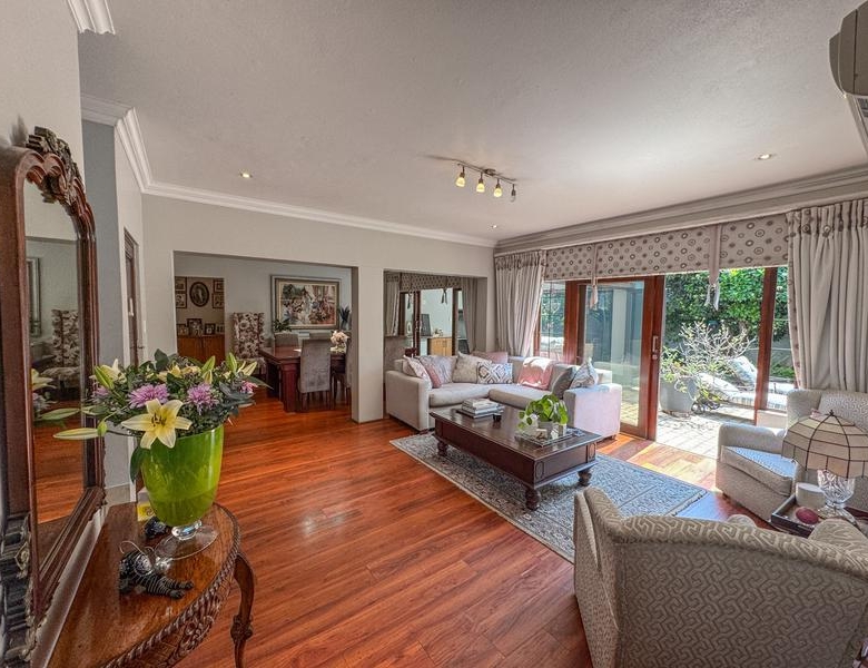 5 Bedrooms with 4 Bathrooms 3 Garages