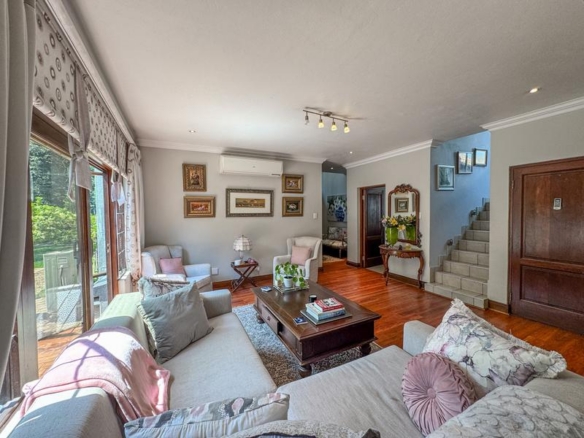 5 Bedrooms with 4 Bathrooms 3 Garages