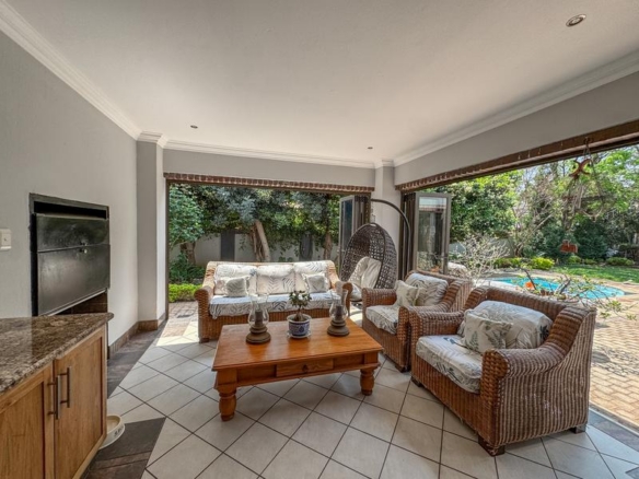 5 Bedrooms with 4 Bathrooms 3 Garages