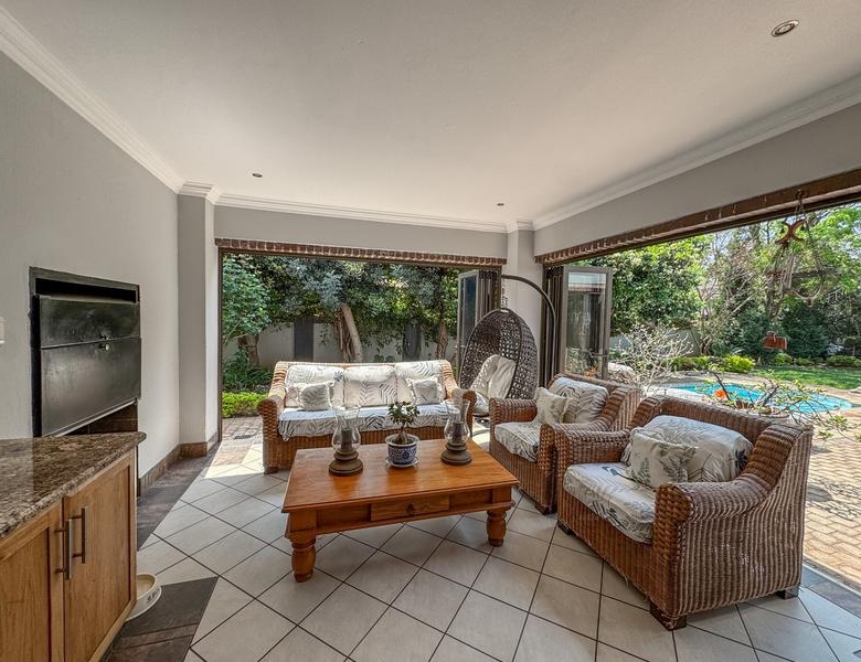 5 Bedrooms with 4 Bathrooms 3 Garages