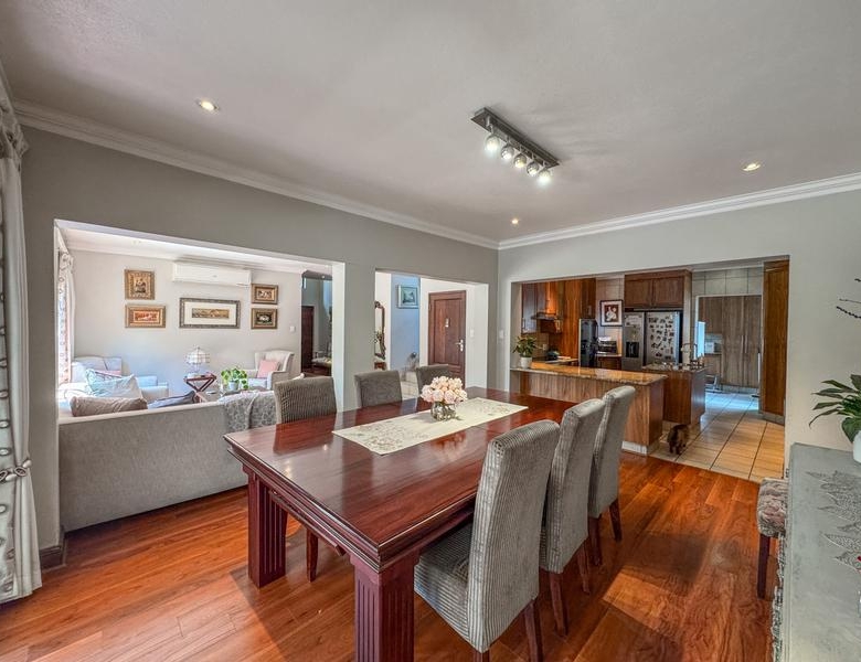 5 Bedrooms with 4 Bathrooms 3 Garages