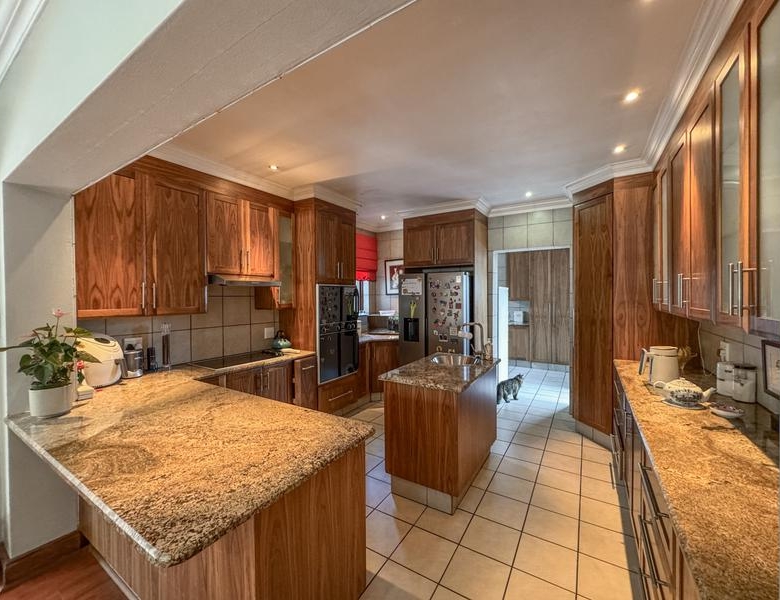 5 Bedrooms with 4 Bathrooms 3 Garages