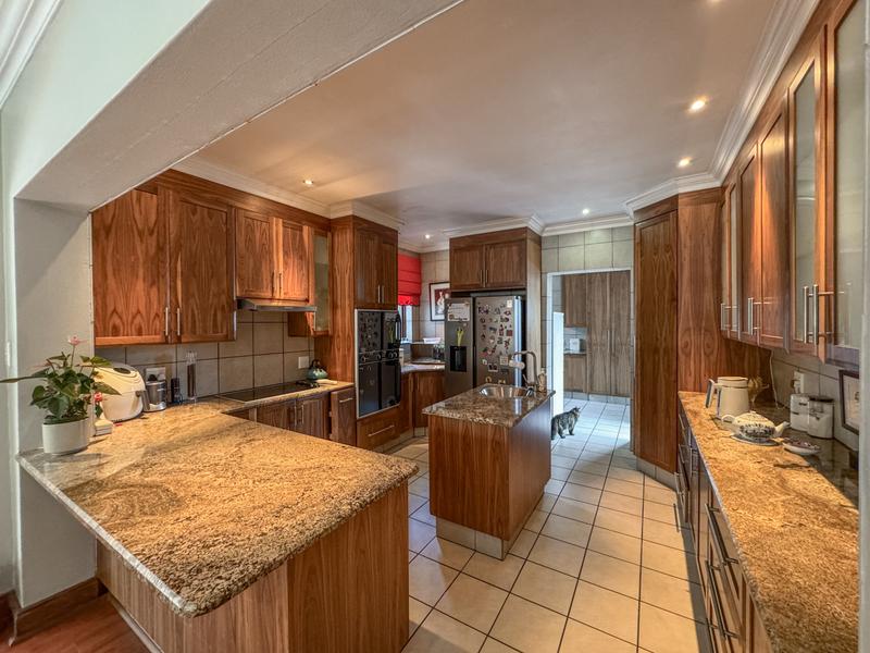 5 Bedrooms with 4 Bathrooms 3 Garages