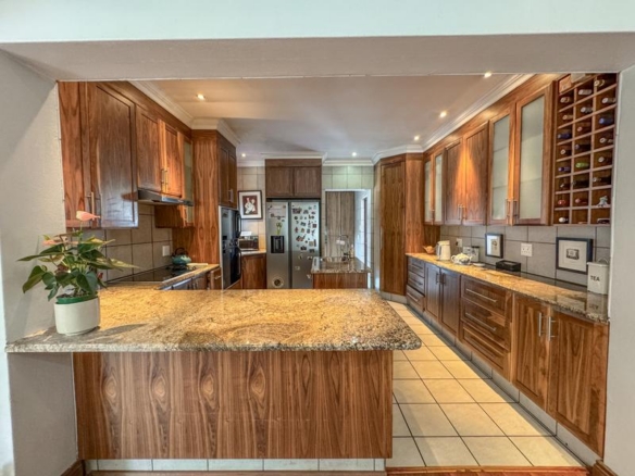 5 Bedrooms with 4 Bathrooms 3 Garages