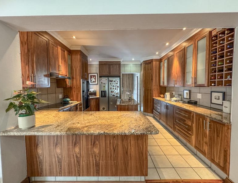 5 Bedrooms with 4 Bathrooms 3 Garages