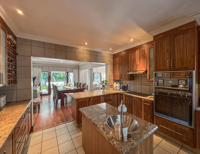 5 Bedrooms with 4 Bathrooms 3 Garages