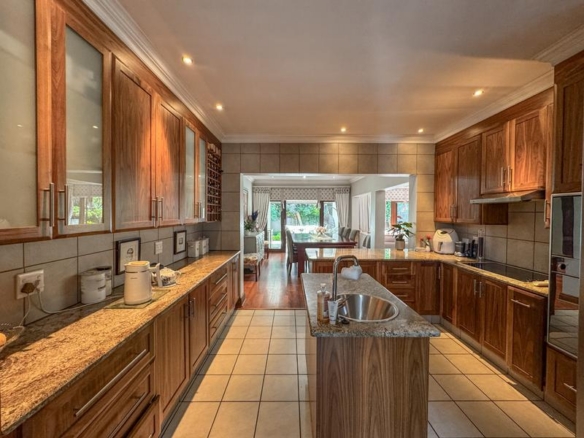 5 Bedrooms with 4 Bathrooms 3 Garages