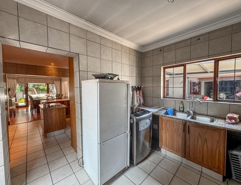 5 Bedrooms with 4 Bathrooms 3 Garages