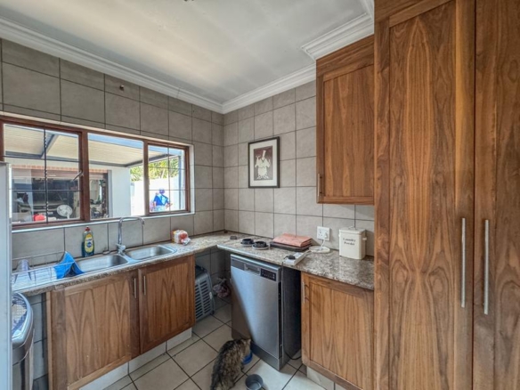 5 Bedrooms with 4 Bathrooms 3 Garages