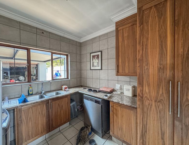 5 Bedrooms with 4 Bathrooms 3 Garages