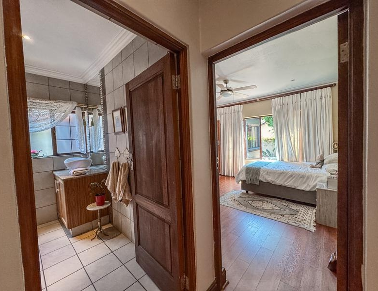 5 Bedrooms with 4 Bathrooms 3 Garages