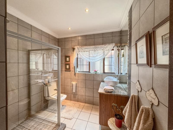 5 Bedrooms with 4 Bathrooms 3 Garages