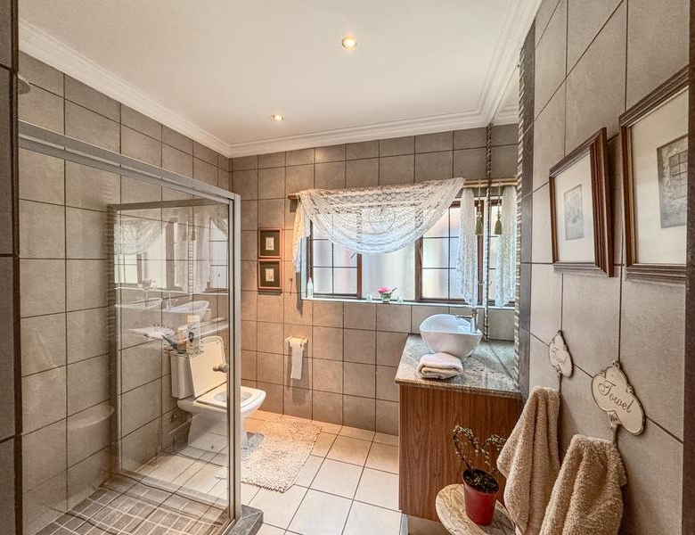5 Bedrooms with 4 Bathrooms 3 Garages