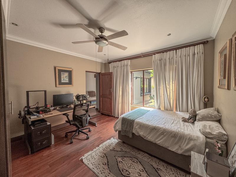 5 Bedrooms with 4 Bathrooms 3 Garages