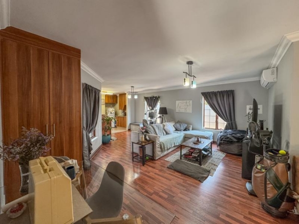 5 Bedrooms with 4 Bathrooms 3 Garages