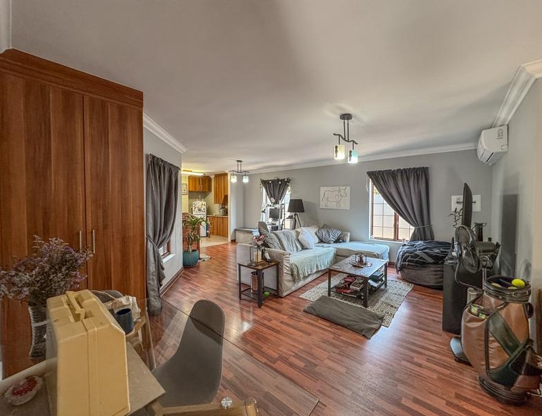 5 Bedrooms with 4 Bathrooms 3 Garages