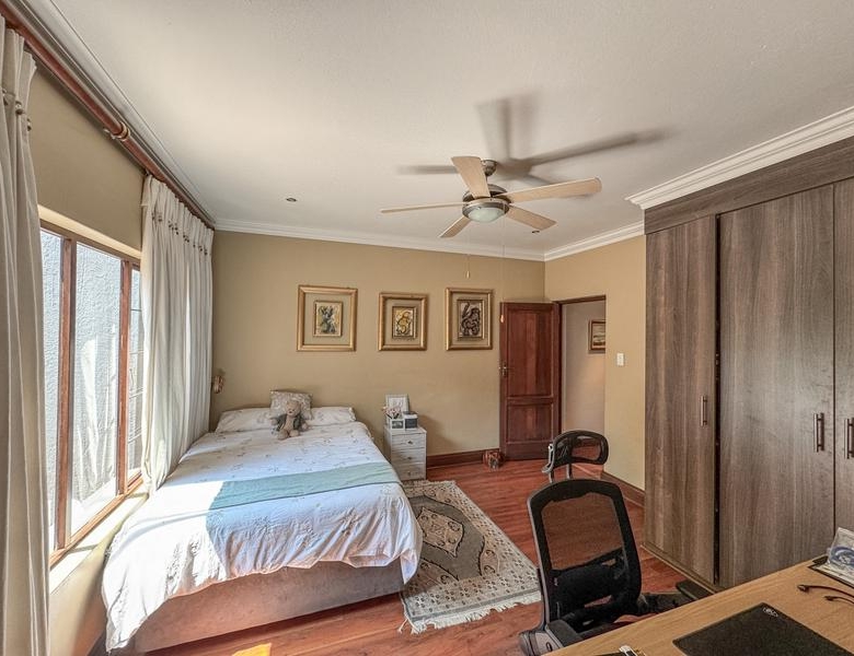 5 Bedrooms with 4 Bathrooms 3 Garages