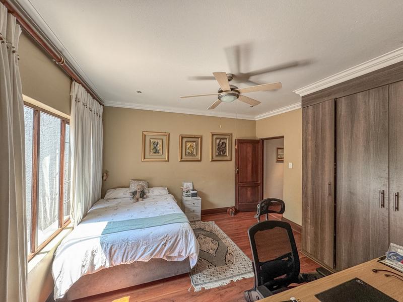 5 Bedrooms with 4 Bathrooms 3 Garages