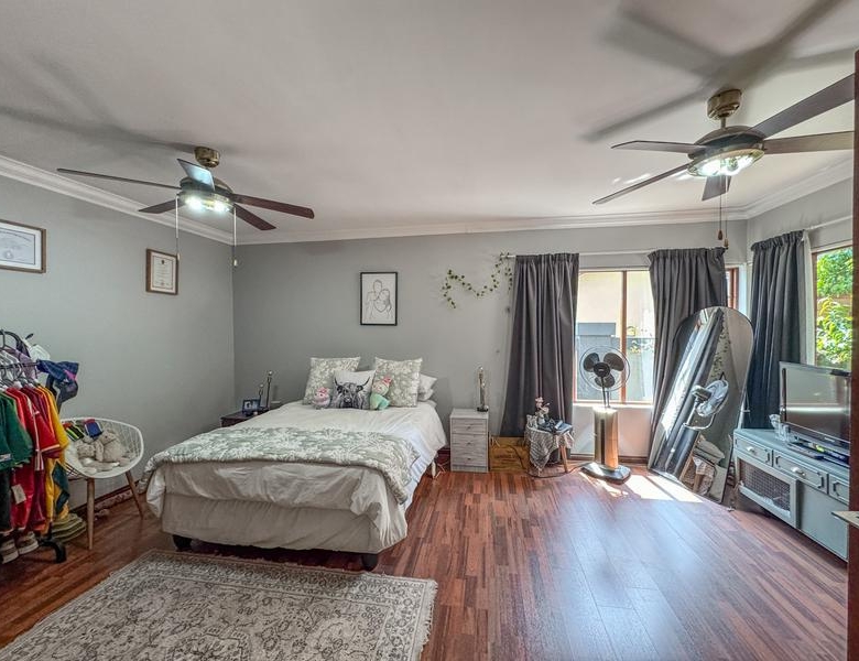 5 Bedrooms with 4 Bathrooms 3 Garages