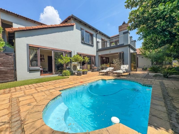 5 Bedrooms with 4 Bathrooms 3 Garages