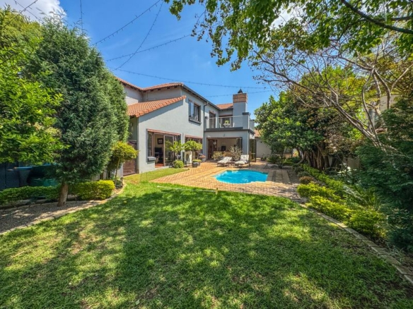 5 Bedrooms with 4 Bathrooms 3 Garages