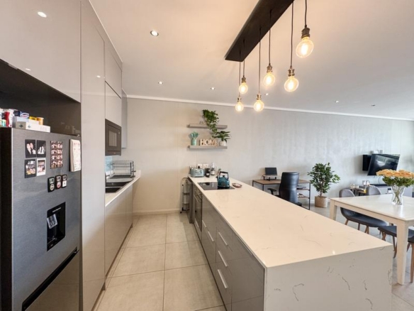 Lovely 2 Bed unit with Balcony UP FOR RENT!