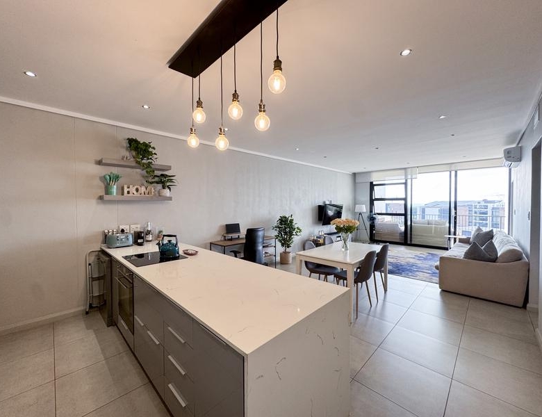 Lovely 2 Bed unit with Balcony UP FOR RENT!