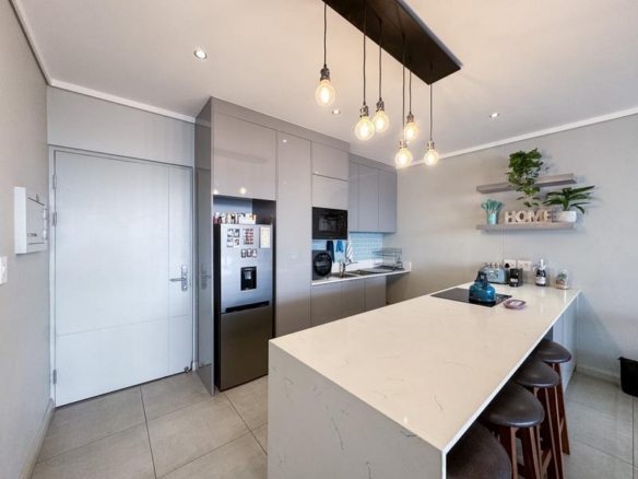 Lovely 2 Bed unit with Balcony UP FOR RENT!