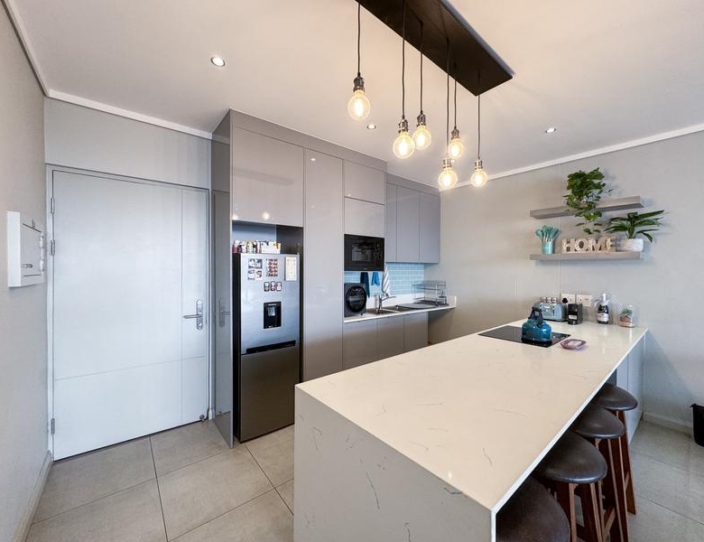 Lovely 2 Bed unit with Balcony UP FOR RENT!