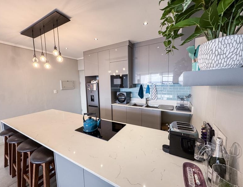 Lovely 2 Bed unit with Balcony UP FOR RENT!