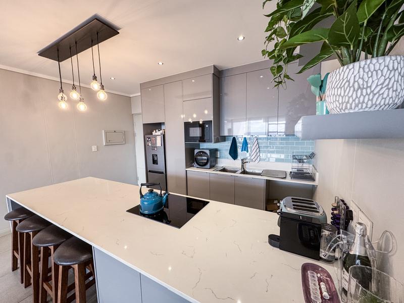 Lovely 2 Bed unit with Balcony UP FOR RENT!