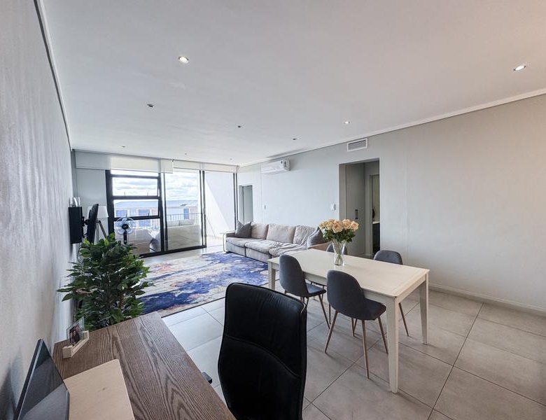 Lovely 2 Bed unit with Balcony UP FOR RENT!