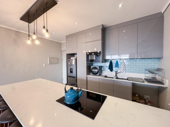 Lovely 2 Bed unit with Balcony UP FOR RENT!
