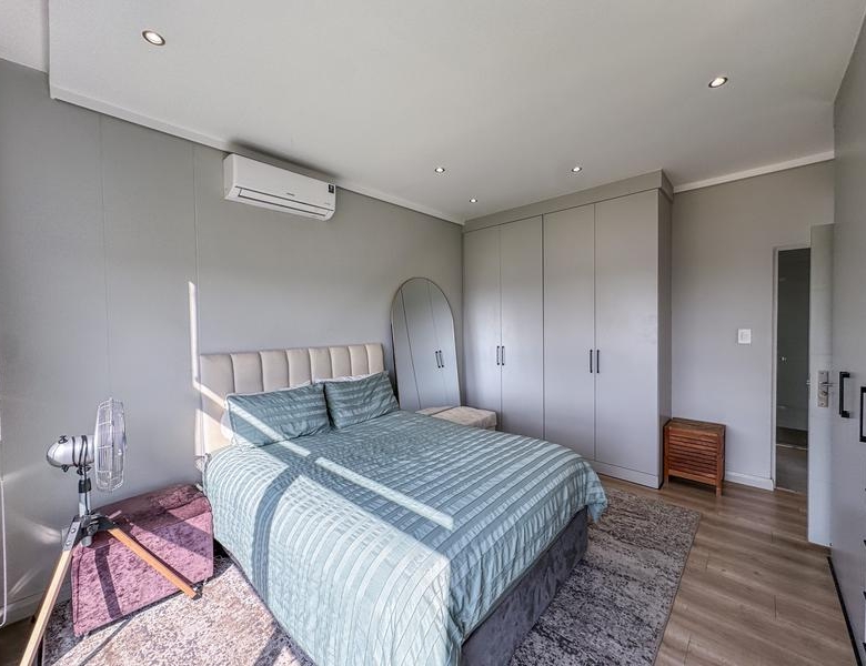 Lovely 2 Bed unit with Balcony UP FOR RENT!